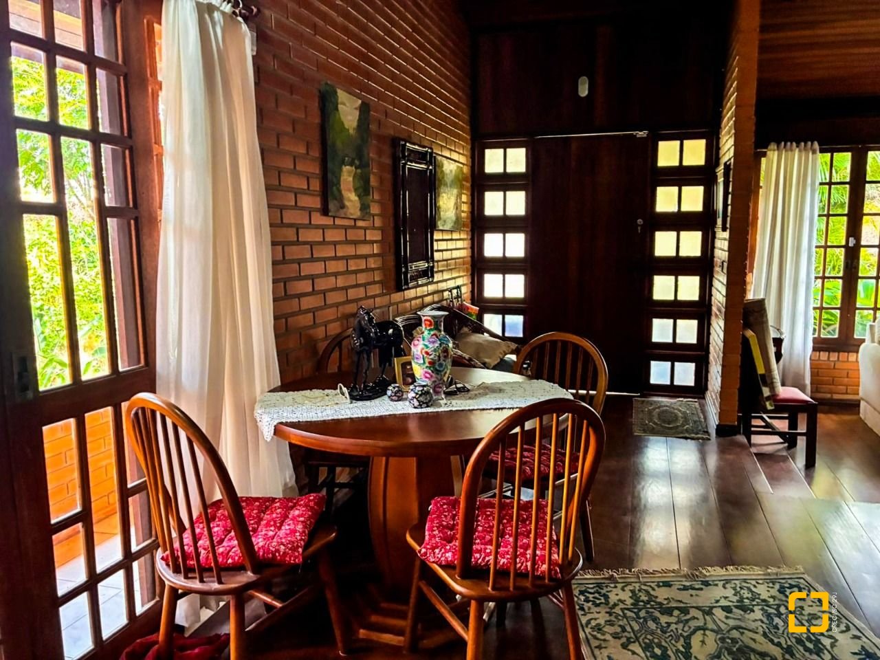 Casa com 250m², 3 quartos (sendo 1 suíte), 2 garagens, no bairro Cacupé em Florianópolis