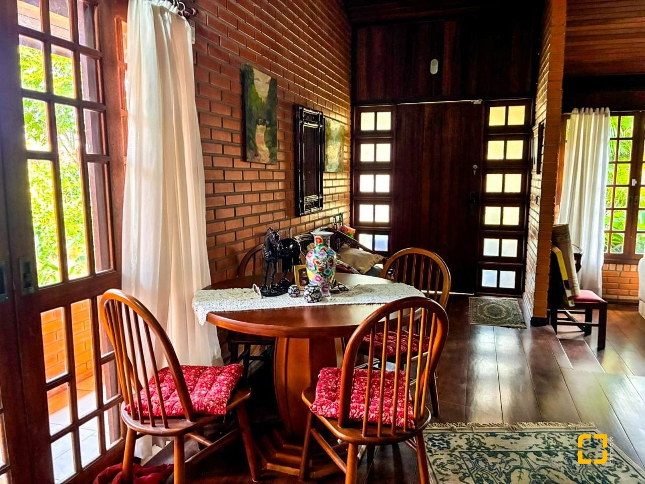 Casa com 250m², 3 quartos (sendo 1 suíte), 2 garagens, no bairro Cacupé em Florianópolis