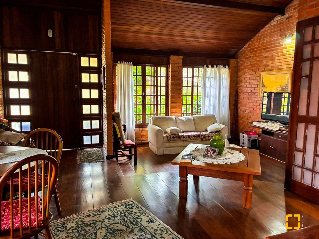 Casa com 250m², 3 quartos (sendo 1 suíte), 2 garagens, no bairro Cacupé em Florianópolis