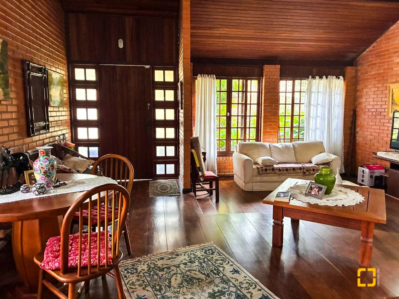 Casa com 250m², 3 quartos (sendo 1 suíte), 2 garagens, no bairro Cacupé em Florianópolis