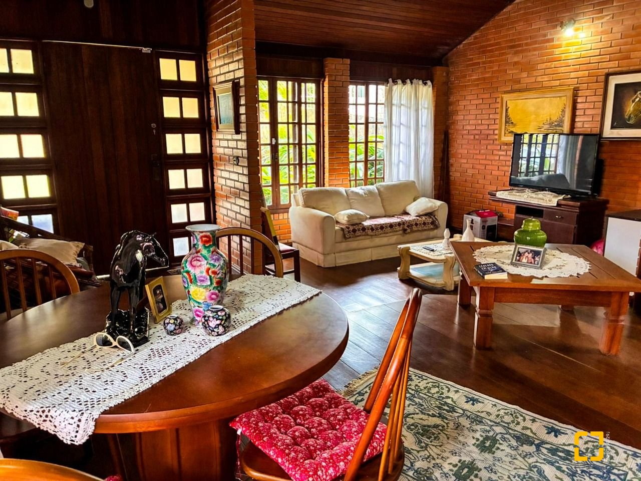 Casa com 250m², 3 quartos (sendo 1 suíte), 2 garagens, no bairro Cacupé em Florianópolis