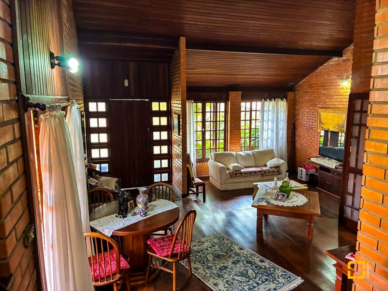 Casa com 250m², 3 quartos (sendo 1 suíte), 2 garagens, no bairro Cacupé em Florianópolis