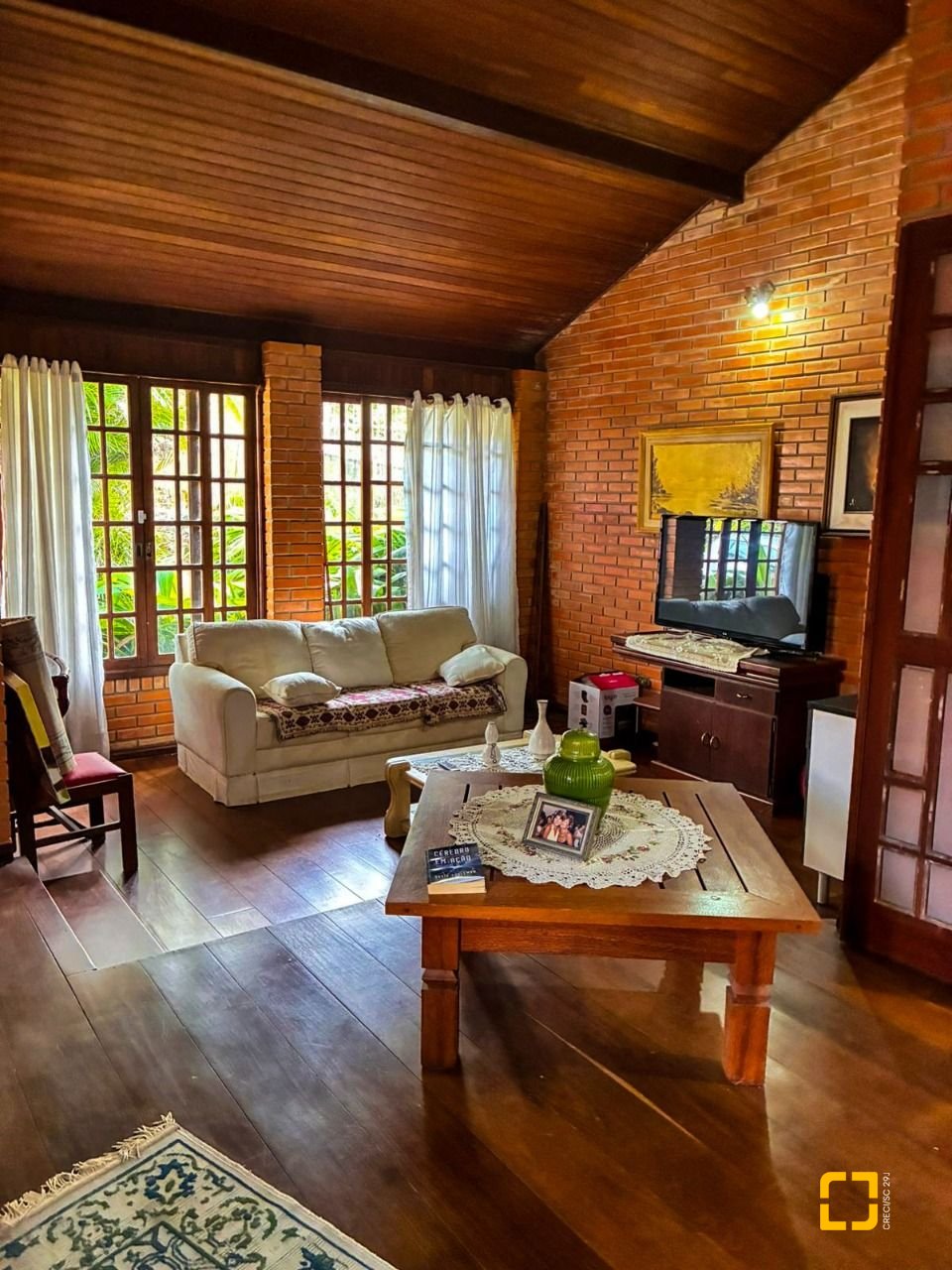 Casa com 250m², 3 quartos (sendo 1 suíte), 2 garagens, no bairro Cacupé em Florianópolis