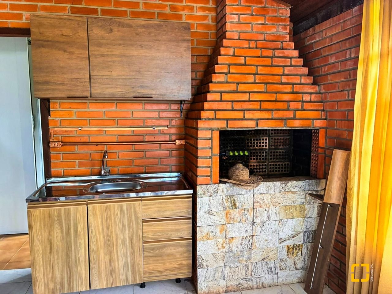 Casa com 250m², 3 quartos (sendo 1 suíte), 2 garagens, no bairro Cacupé em Florianópolis