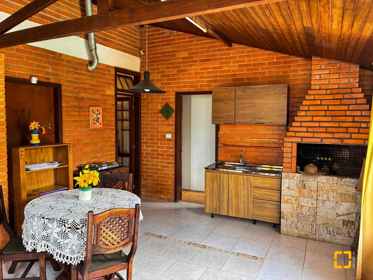 Casa com 250m², 3 quartos (sendo 1 suíte), 2 garagens, no bairro Cacupé em Florianópolis