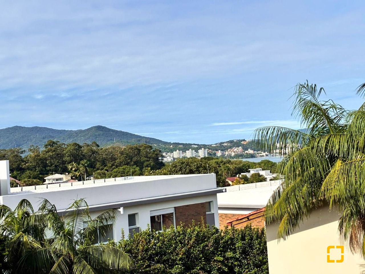 Casa com 250m², 3 quartos (sendo 1 suíte), 2 garagens, no bairro Cacupé em Florianópolis