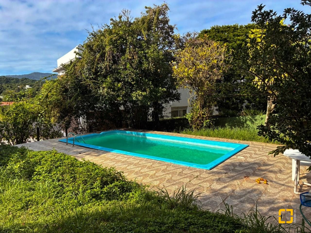 Casa com 250m², 3 quartos (sendo 1 suíte), 2 garagens, no bairro Cacupé em Florianópolis