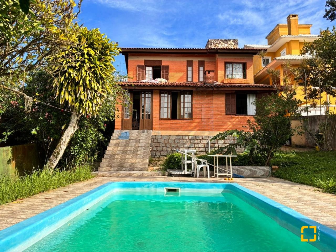 Casa com 250m², 3 quartos (sendo 1 suíte), 2 garagens, no bairro Cacupé em Florianópolis