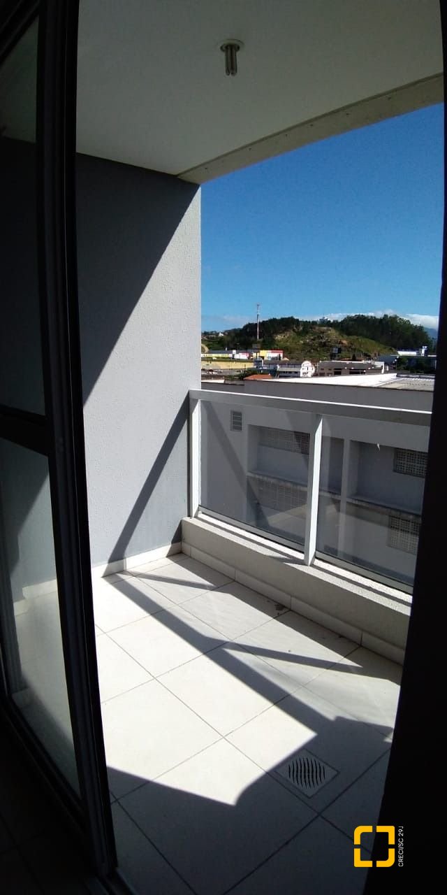Apartamento com 79m², 3 quartos (sendo 1 suíte), 2 garagens, no bairro Forquilhinha em São José