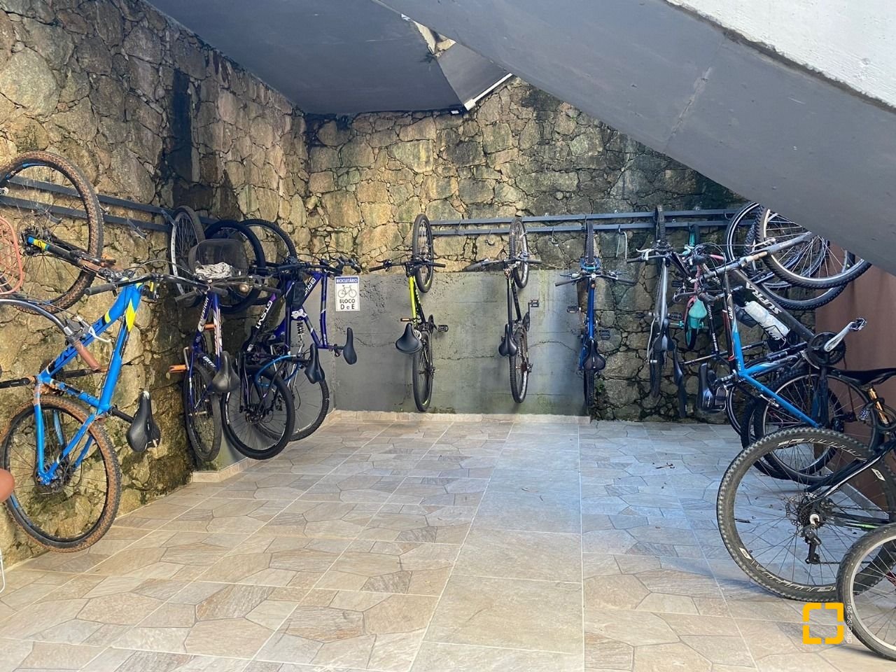 Apartamento com 79m², 3 quartos (sendo 1 suíte), 2 garagens, no bairro Forquilhinha em São José