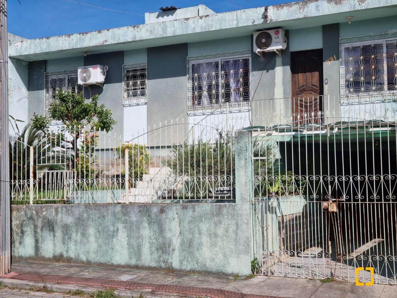 Casa com 220m², 3 quartos, 2 garagens, no bairro Coqueiros em Florianópolis