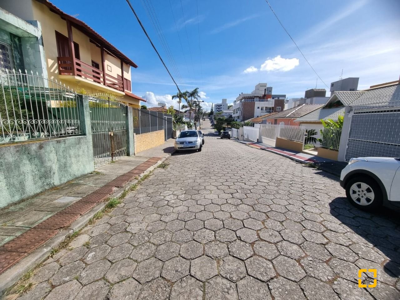 Casa com 220m², 3 quartos, 2 garagens, no bairro Coqueiros em Florianópolis