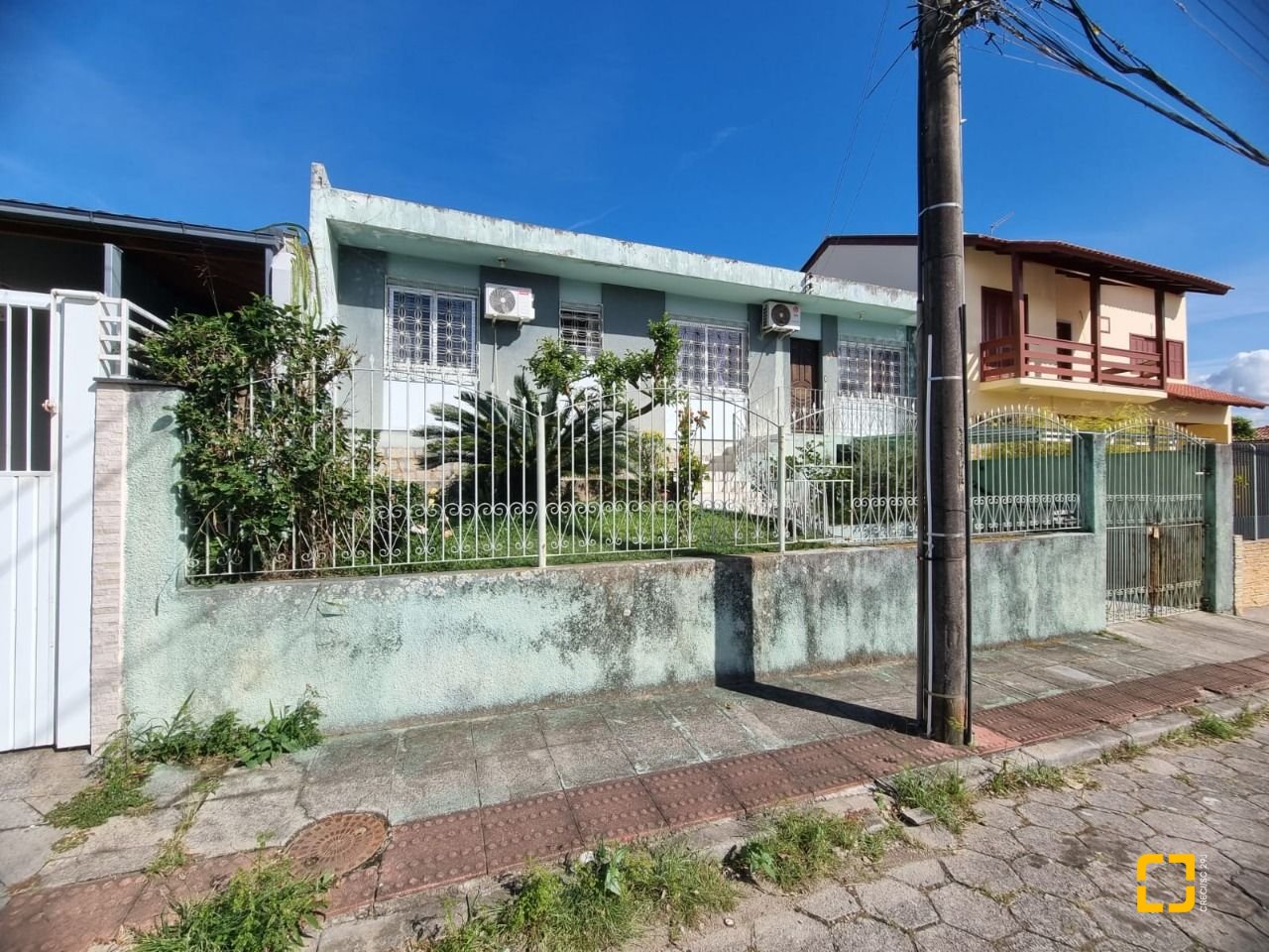 Casa com 220m², 3 quartos, 2 garagens, no bairro Coqueiros em Florianópolis