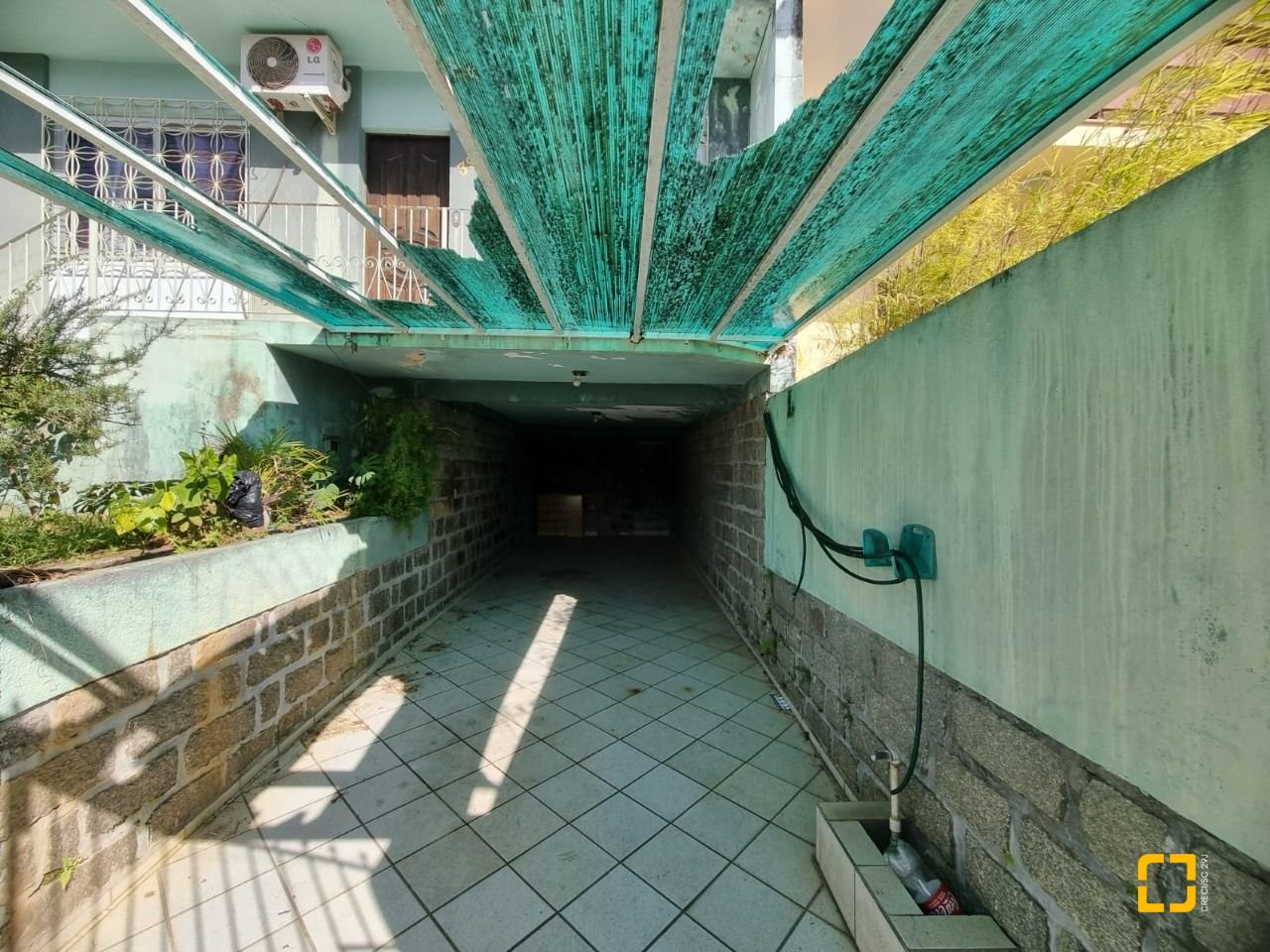 Casa com 220m², 3 quartos, 2 garagens, no bairro Coqueiros em Florianópolis