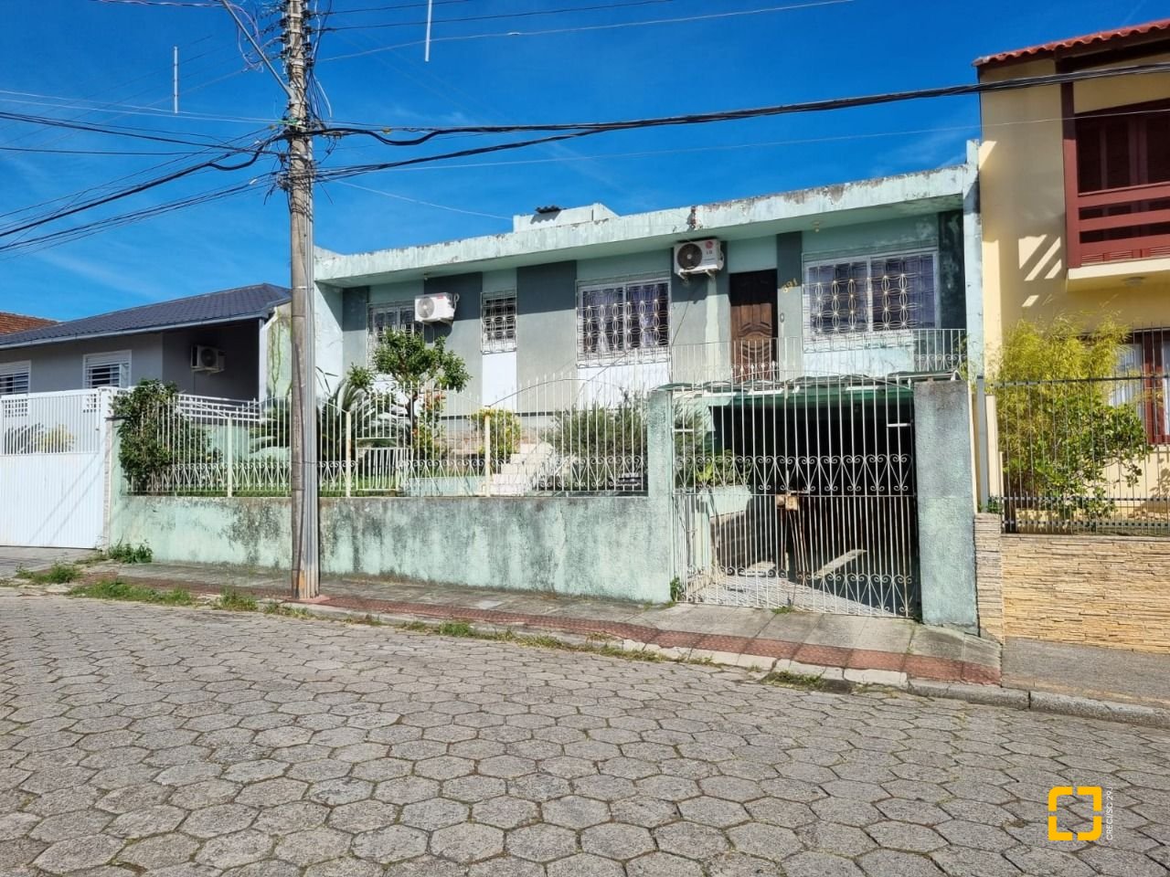 Casa com 220m², 3 quartos, 2 garagens, no bairro Coqueiros em Florianópolis