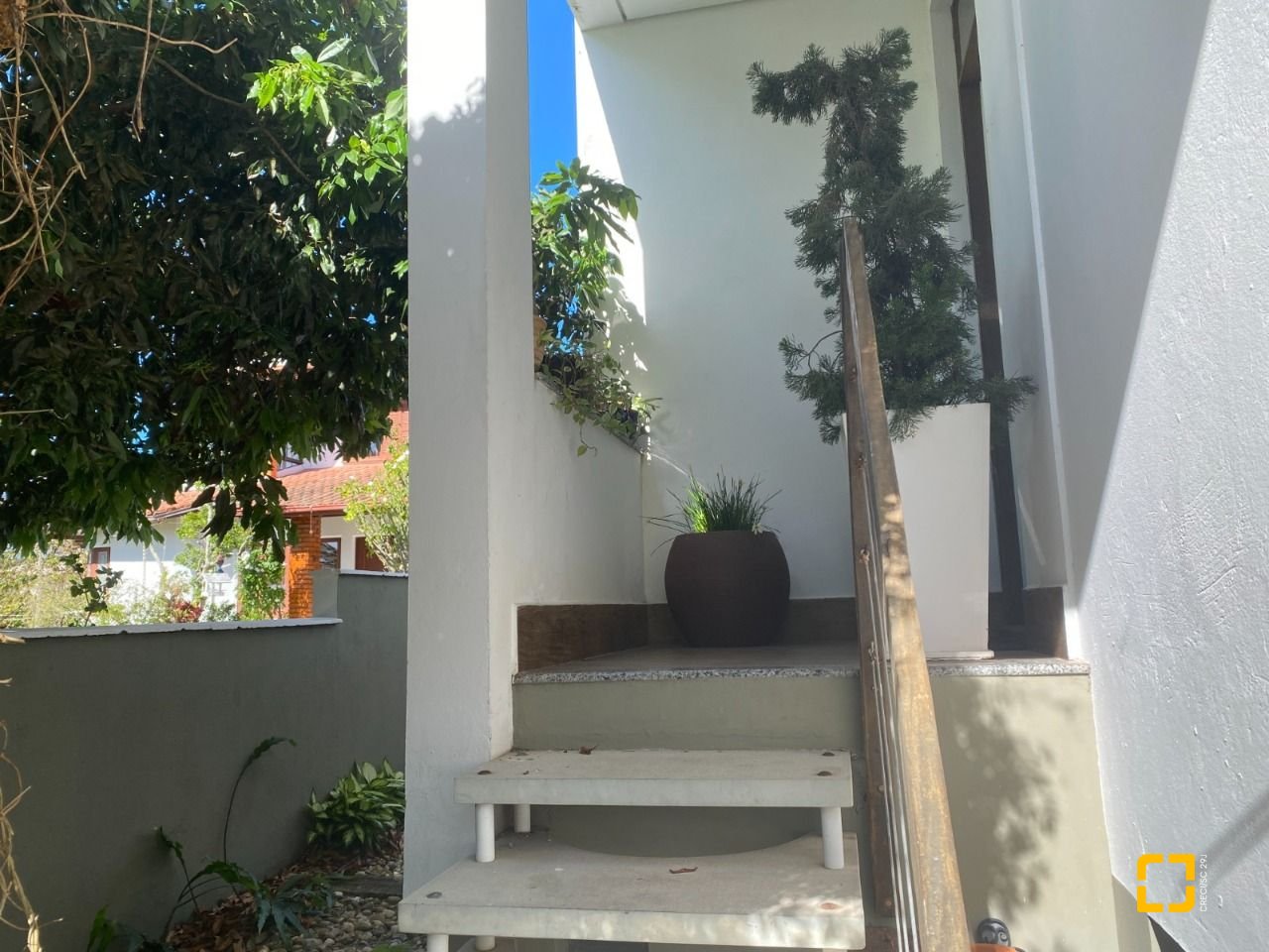 Casa com 157m², 2 quartos (sendo 2 suítes), 4 garagens, no bairro Campeche Norte em Florianópolis