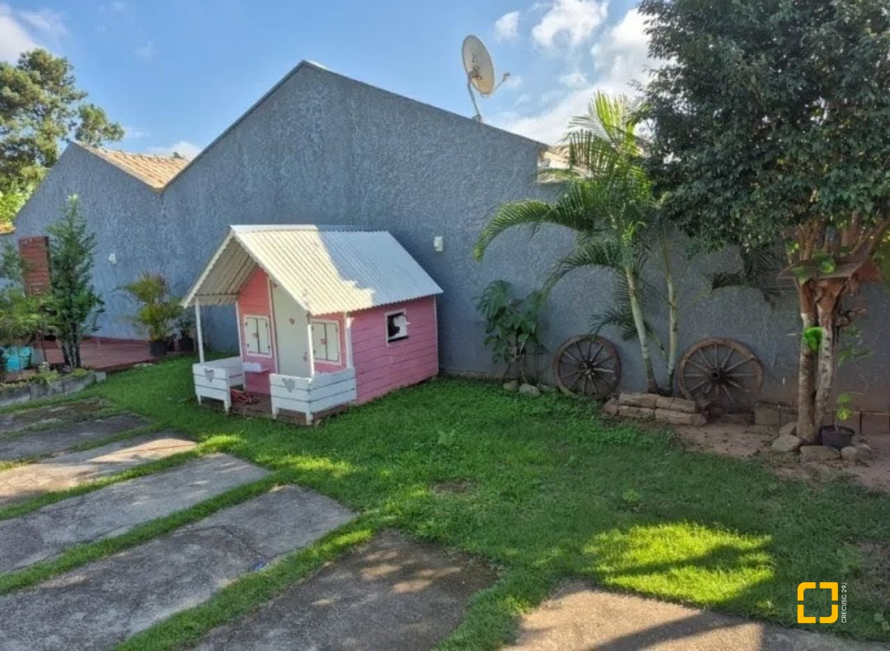 Casa com 126m², 3 quartos (sendo 1 suíte), 3 garagens, no bairro Rio Vermelho em Florianópolis