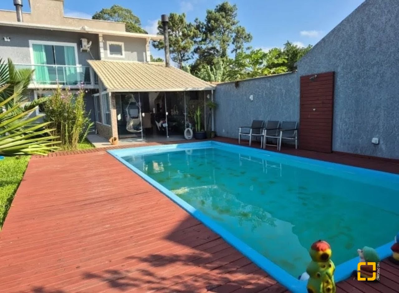 Casa com 126m², 3 quartos (sendo 1 suíte), 3 garagens, no bairro Rio Vermelho em Florianópolis