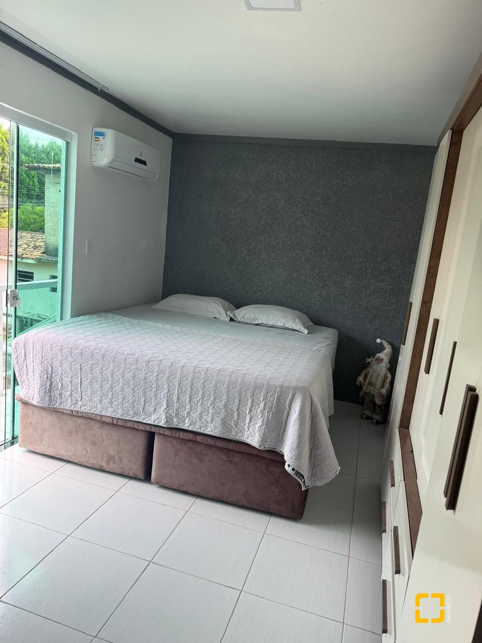 Casa com 126m², 3 quartos (sendo 1 suíte), 3 garagens, no bairro Rio Vermelho em Florianópolis