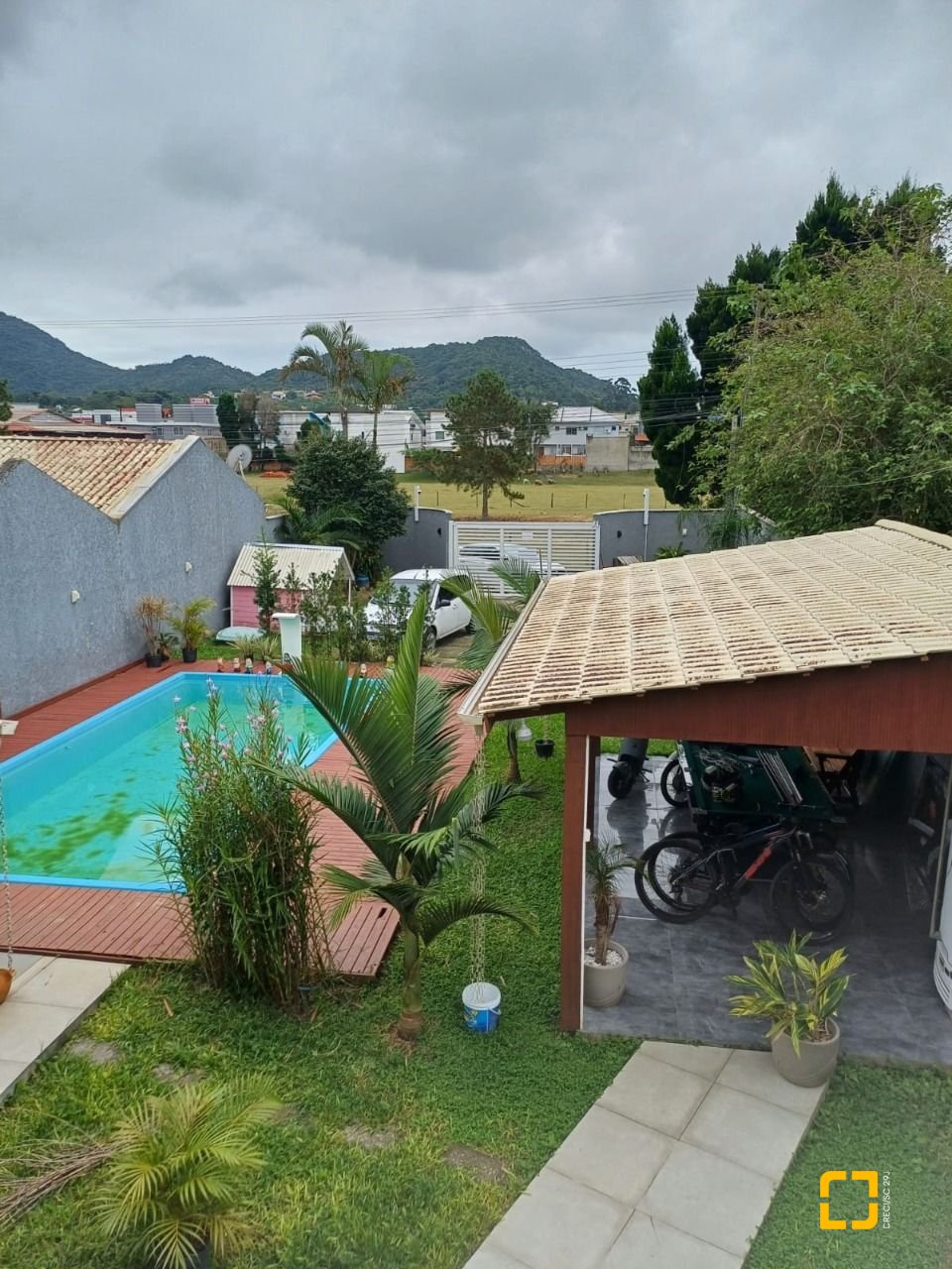 Casa com 126m², 3 quartos (sendo 1 suíte), 3 garagens, no bairro Rio Vermelho em Florianópolis