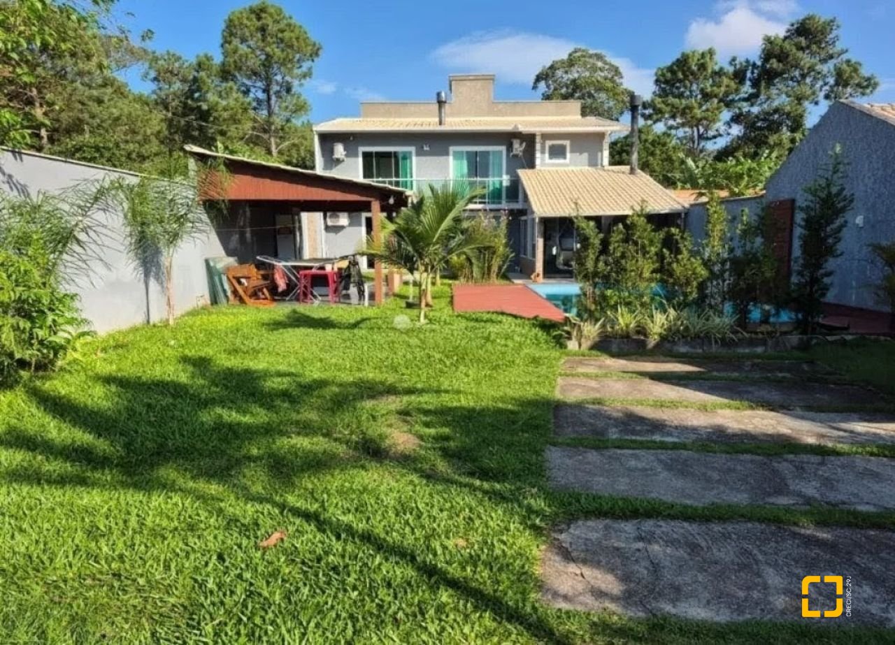 Casa com 126m², 3 quartos (sendo 1 suíte), 3 garagens, no bairro Rio Vermelho em Florianópolis