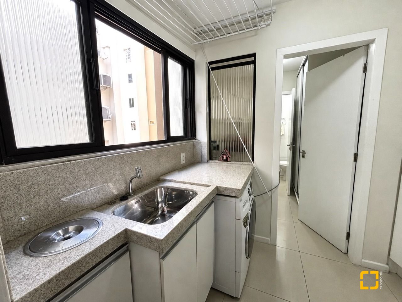Apartamento com 128m², 4 quartos (sendo 1 suíte), 2 garagens, no bairro Centro em Florianópolis