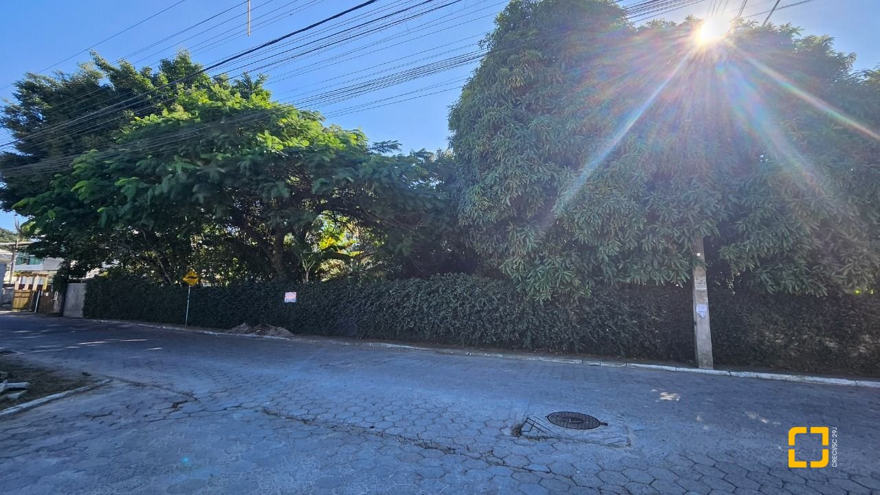 Terreno com 867m², no bairro Canasvieiras em Florianópolis
