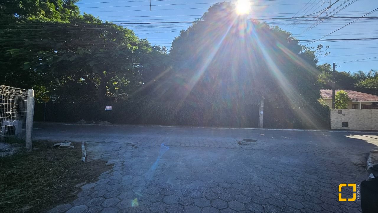 Terreno com 867m², no bairro Canasvieiras em Florianópolis