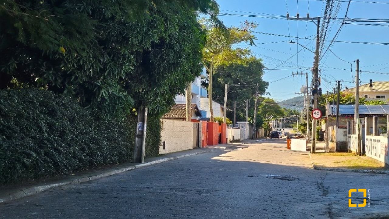 Terreno com 867m², no bairro Canasvieiras em Florianópolis