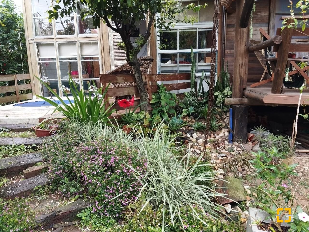 Casa com 120m², 5 quartos (sendo 2 suítes), 2 garagens, no bairro Rio Vermelho em Florianópolis