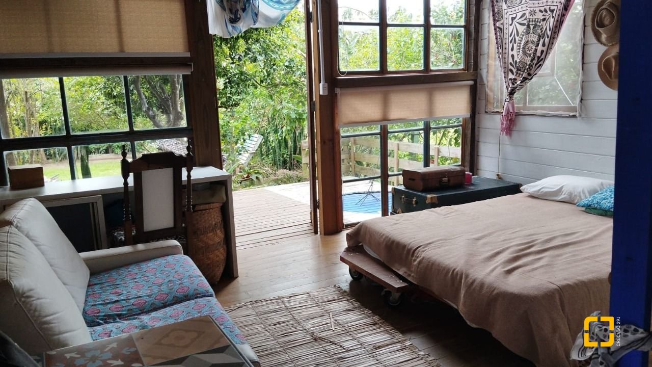 Casa com 120m², 5 quartos (sendo 2 suítes), 2 garagens, no bairro Rio Vermelho em Florianópolis