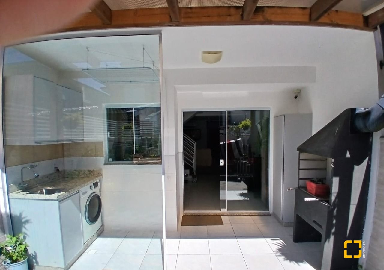 Casa com 124m², 4 quartos (sendo 2 suítes), 2 garagens, no bairro Ribeirão da Ilha em Florianópolis