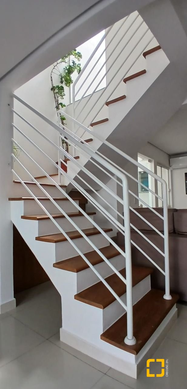 Casa com 124m², 4 quartos (sendo 2 suítes), 2 garagens, no bairro Ribeirão da Ilha em Florianópolis