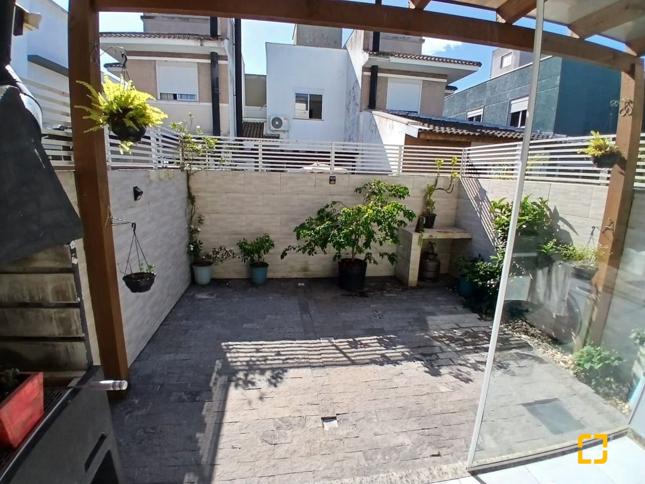 Casa com 124m², 4 quartos (sendo 2 suítes), 2 garagens, no bairro Ribeirão da Ilha em Florianópolis