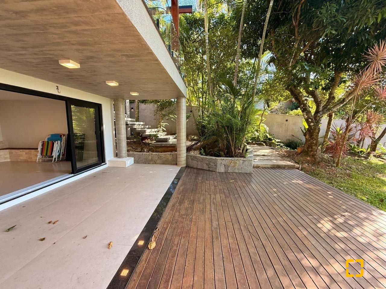 Casa com 323m², 6 quartos (sendo 3 suítes), no bairro Lagoa da Conceição em Florianópolis