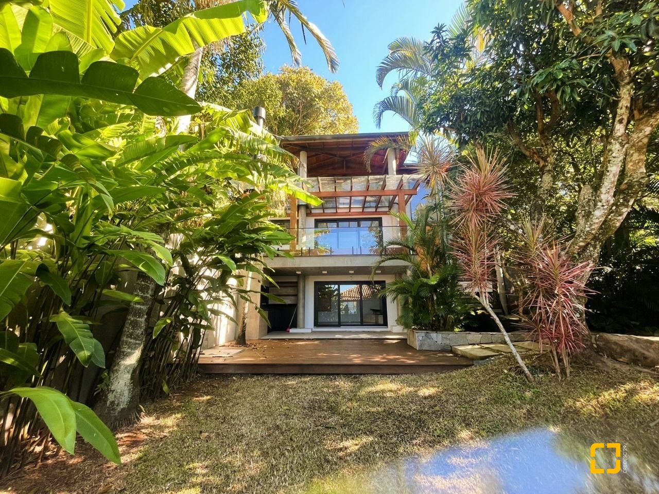 Casa com 323m², 6 quartos (sendo 3 suítes), no bairro Lagoa da Conceição em Florianópolis