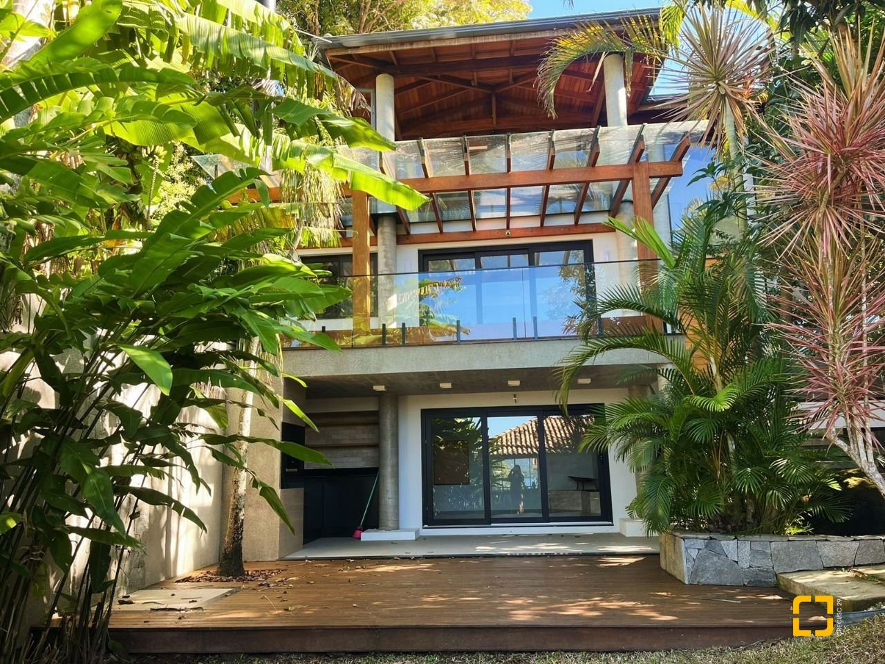 Casa com 323m², 6 quartos (sendo 3 suítes), no bairro Lagoa da Conceição em Florianópolis