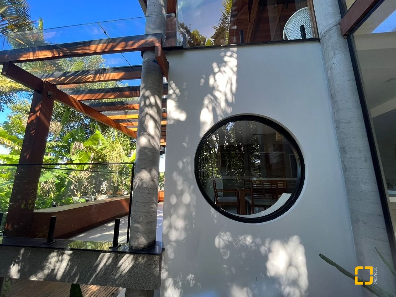 Casa com 323m², 6 quartos (sendo 3 suítes), no bairro Lagoa da Conceição em Florianópolis