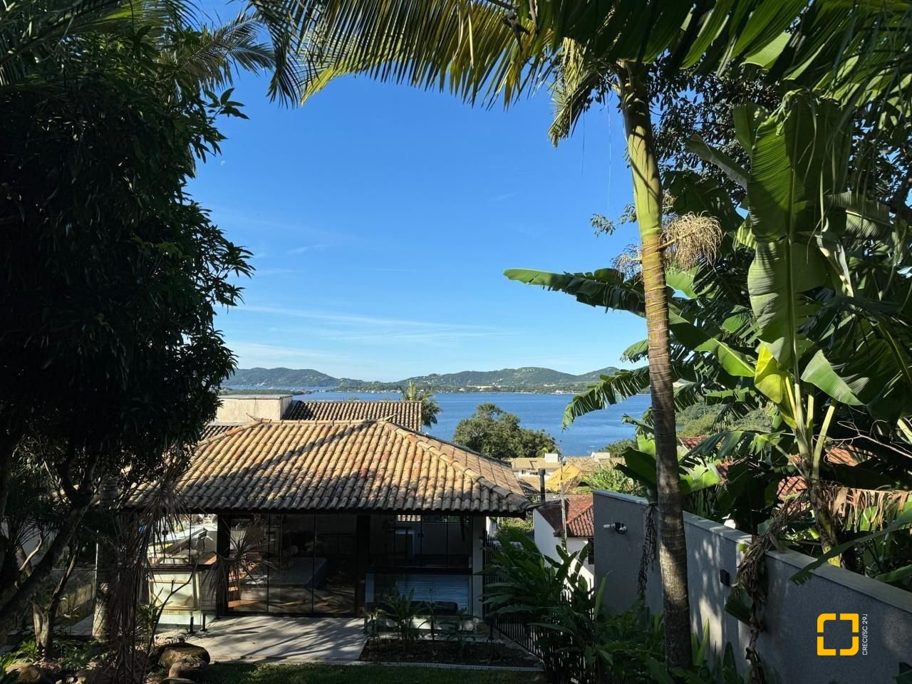 Casa com 323m², 6 quartos (sendo 3 suítes), no bairro Lagoa da Conceição em Florianópolis