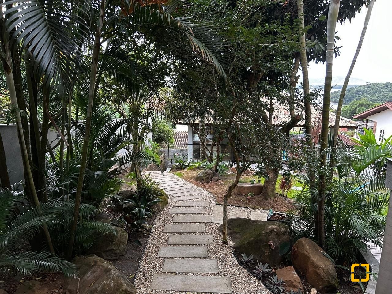 Casa com 323m², 6 quartos (sendo 3 suítes), no bairro Lagoa da Conceição em Florianópolis