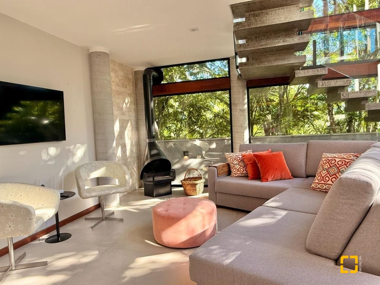 Casa com 323m², 6 quartos (sendo 3 suítes), no bairro Lagoa da Conceição em Florianópolis