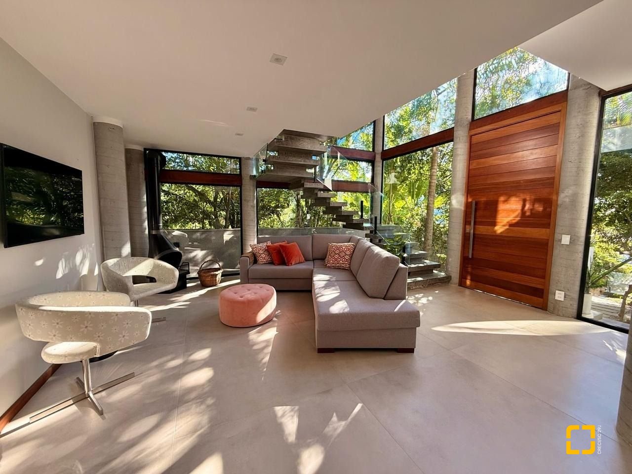 Casa com 323m², 6 quartos (sendo 3 suítes), no bairro Lagoa da Conceição em Florianópolis