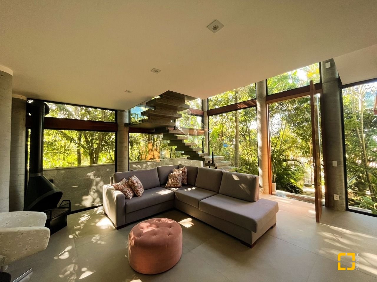 Casa com 323m², 6 quartos (sendo 3 suítes), no bairro Lagoa da Conceição em Florianópolis
