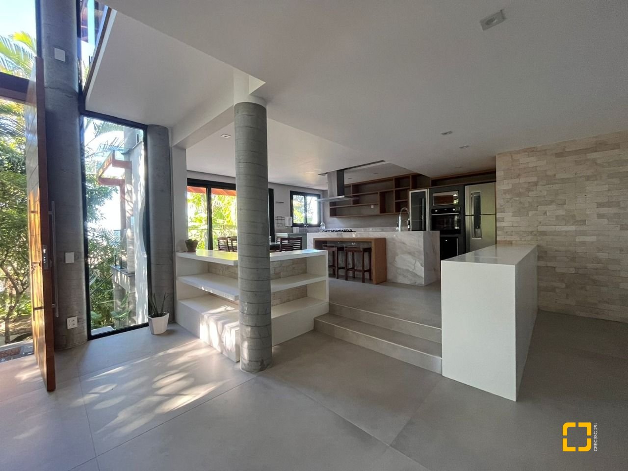 Casa com 323m², 6 quartos (sendo 3 suítes), no bairro Lagoa da Conceição em Florianópolis