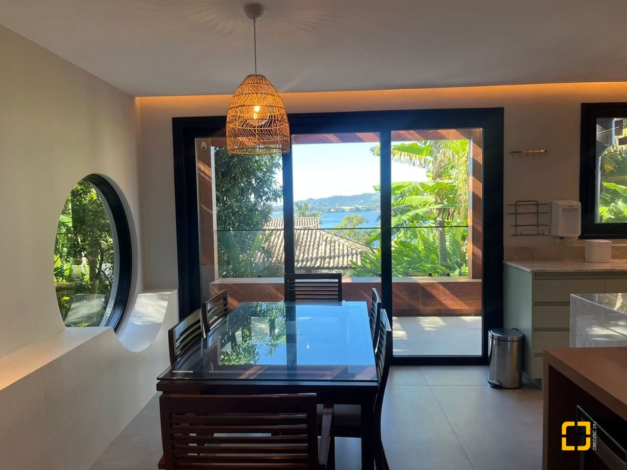 Casa com 323m², 6 quartos (sendo 3 suítes), no bairro Lagoa da Conceição em Florianópolis