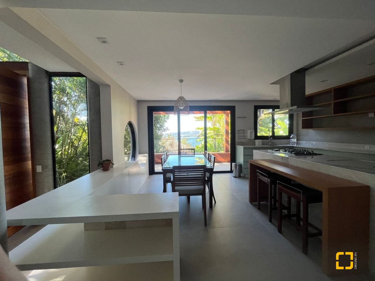 Casa com 323m², 6 quartos (sendo 3 suítes), no bairro Lagoa da Conceição em Florianópolis