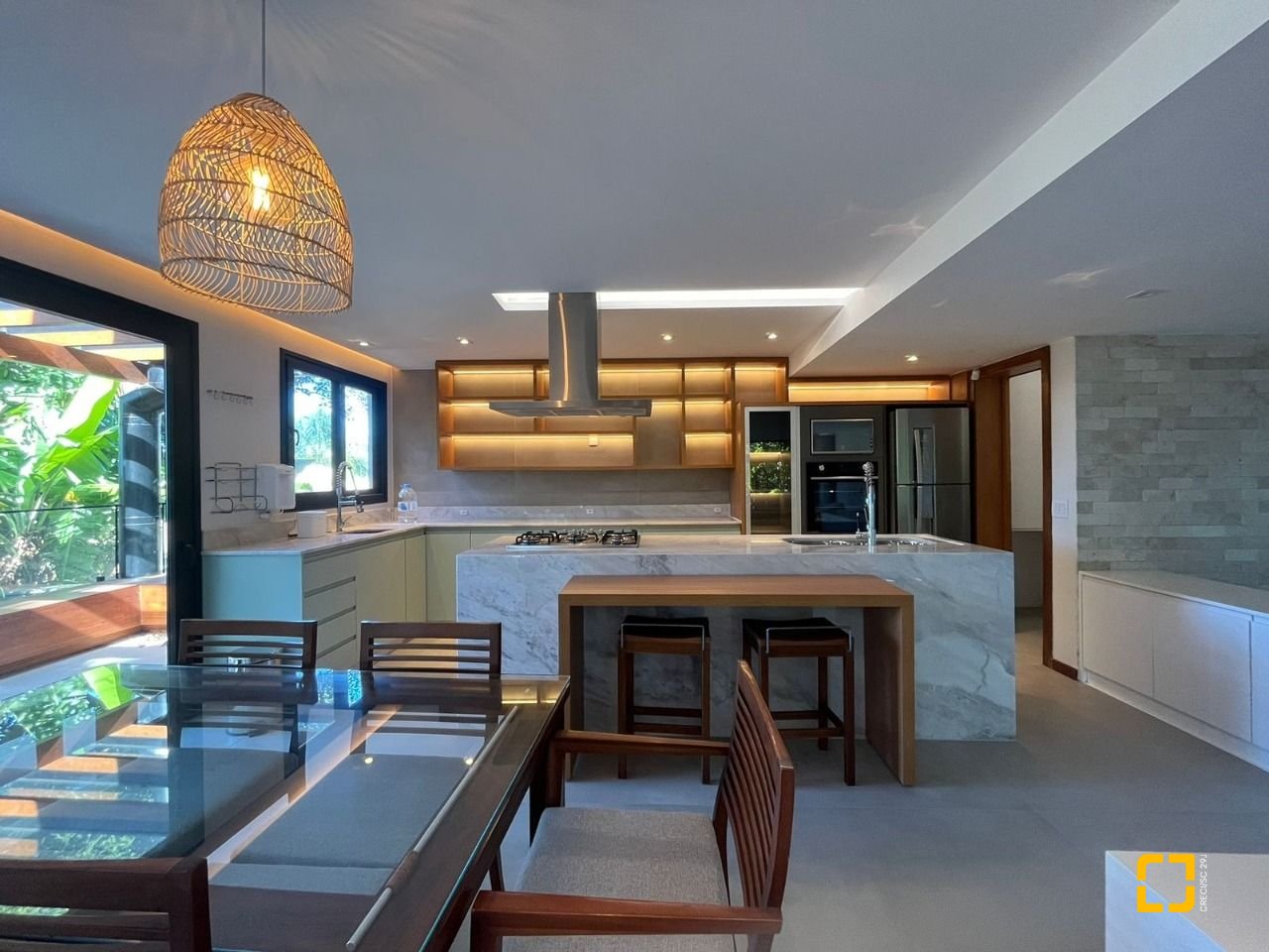 Casa com 323m², 6 quartos (sendo 3 suítes), no bairro Lagoa da Conceição em Florianópolis