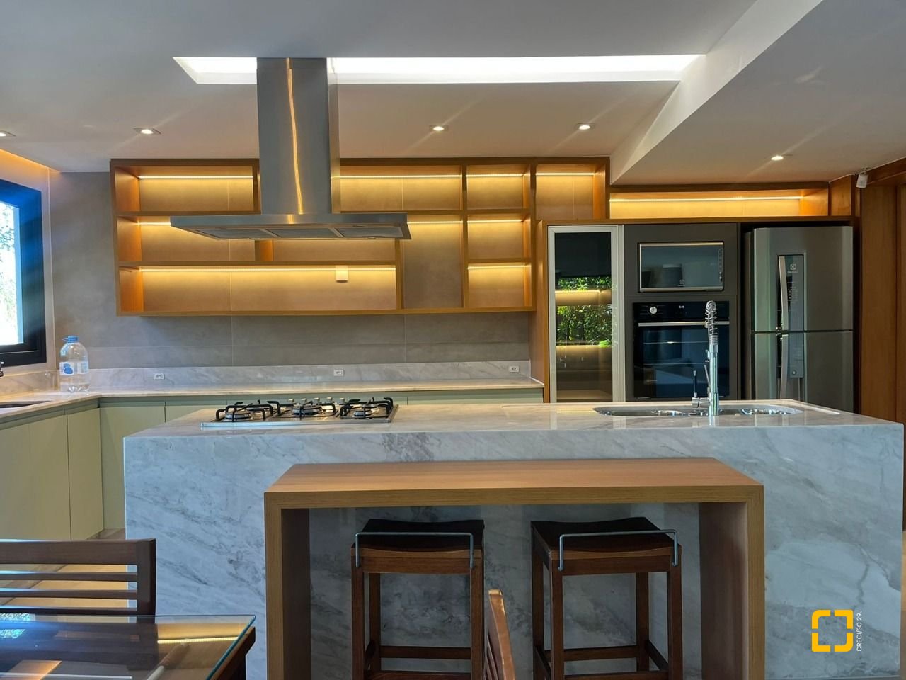 Casa com 323m², 6 quartos (sendo 3 suítes), no bairro Lagoa da Conceição em Florianópolis