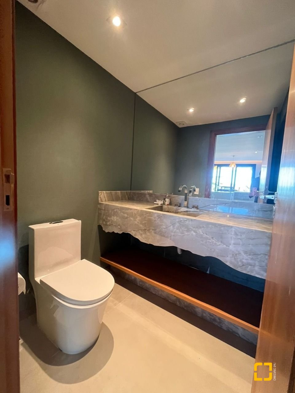 Casa com 323m², 6 quartos (sendo 3 suítes), no bairro Lagoa da Conceição em Florianópolis