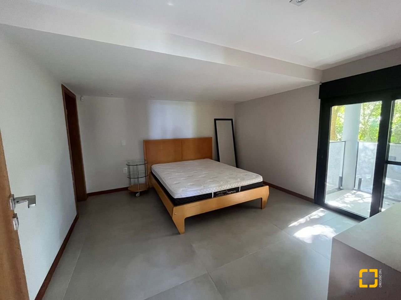 Casa com 323m², 6 quartos (sendo 3 suítes), no bairro Lagoa da Conceição em Florianópolis